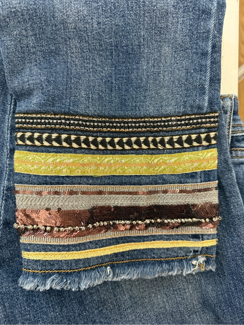 Pilcro & Letterpress Cropped Jeans Multicolor Embroidered Cuffs size 31P - Picture 9 of 11